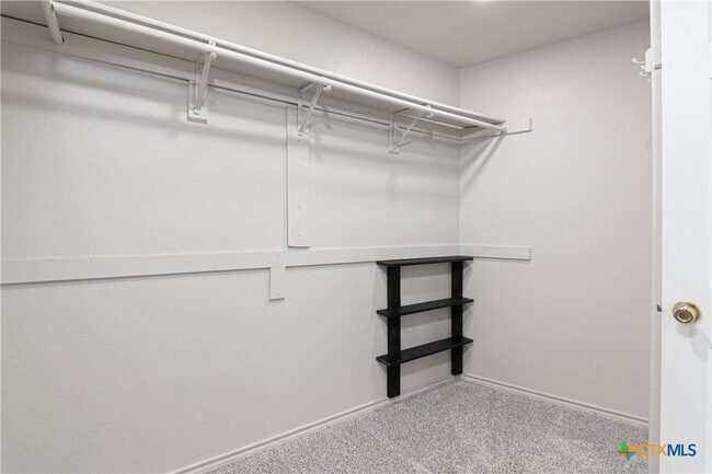 Foto del edificio - 121 Castlewood Dr