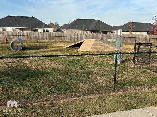 Building Photo - 1061 Lakeview Dr