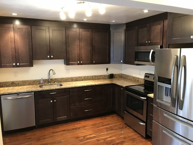 Building Photo - 204 Kings Ct