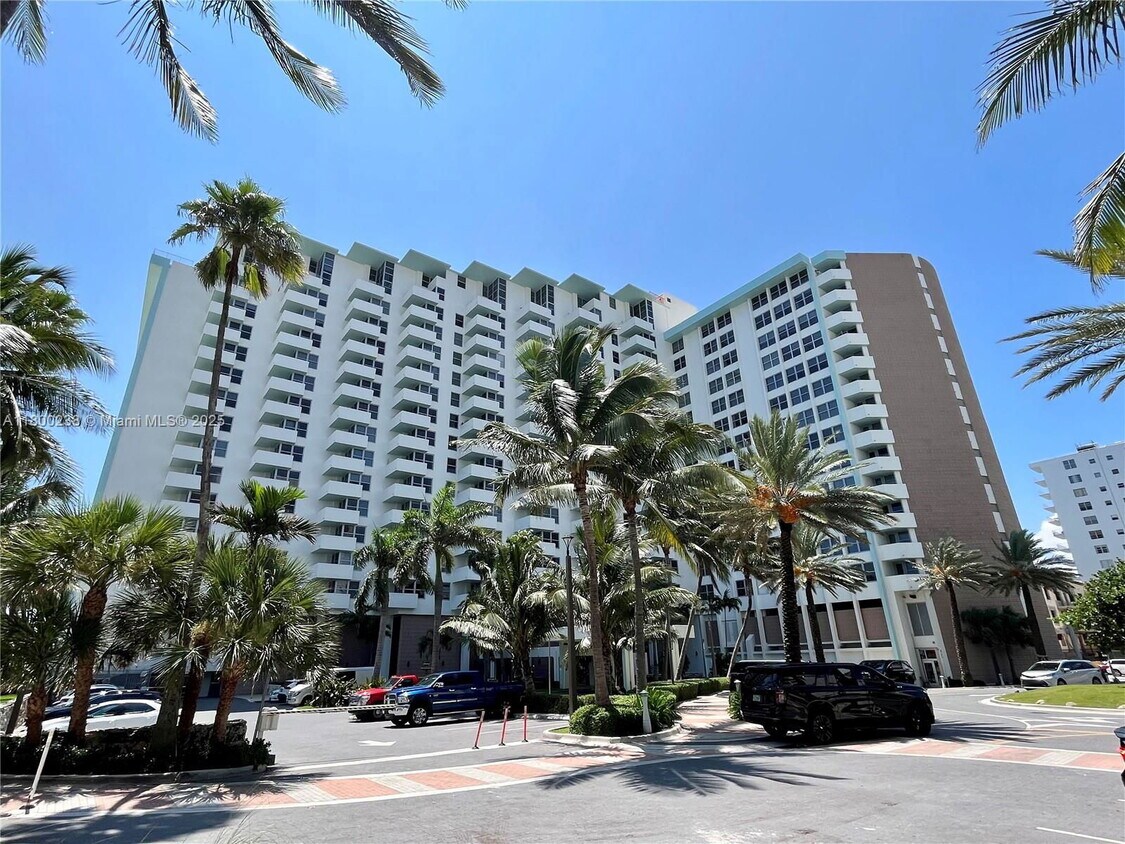 Primary Photo - 2899 Collins Ave