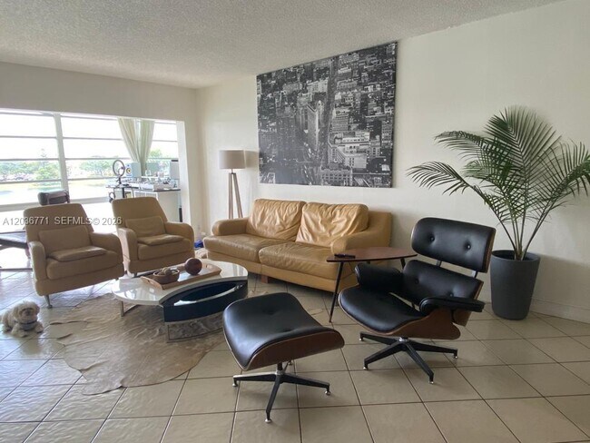 Foto del edificio - 873 NE 195th St