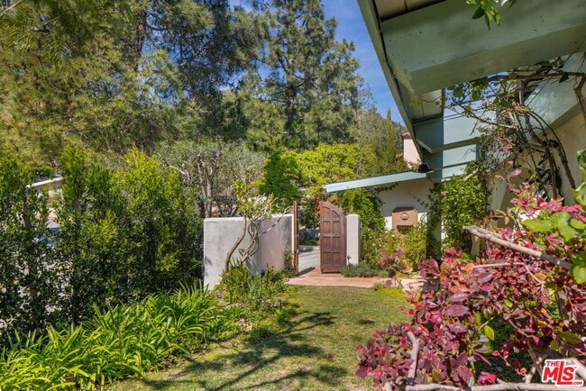 Building Photo - 1336 Bienveneda Ave