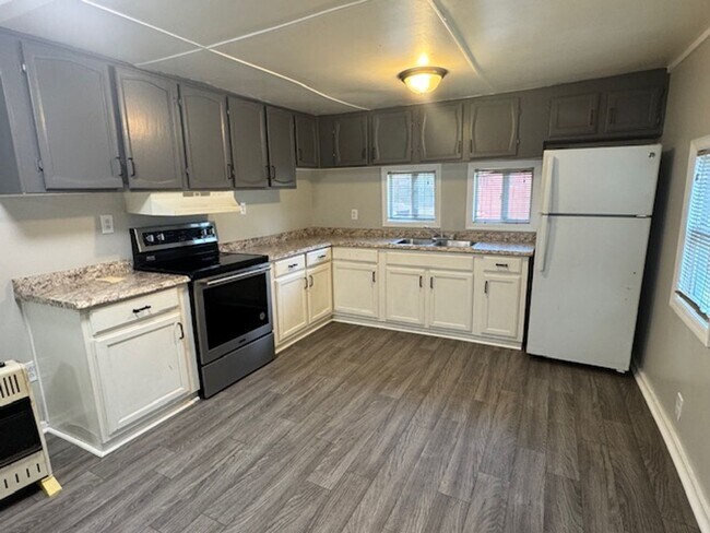 Foto del edificio - 376 Hines Rd