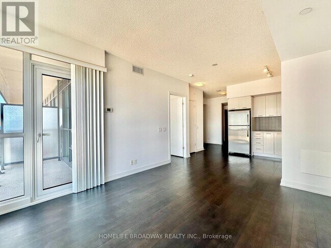 Photo du bâtiment - 2200-2200 Lake Shore Blvd W