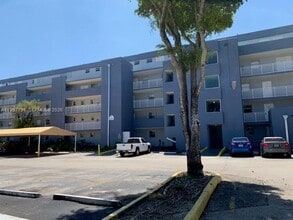 Building Photo - 9357 Fontainebleau Blvd