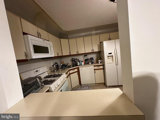 Building Photo - 12 Chambord Ct
