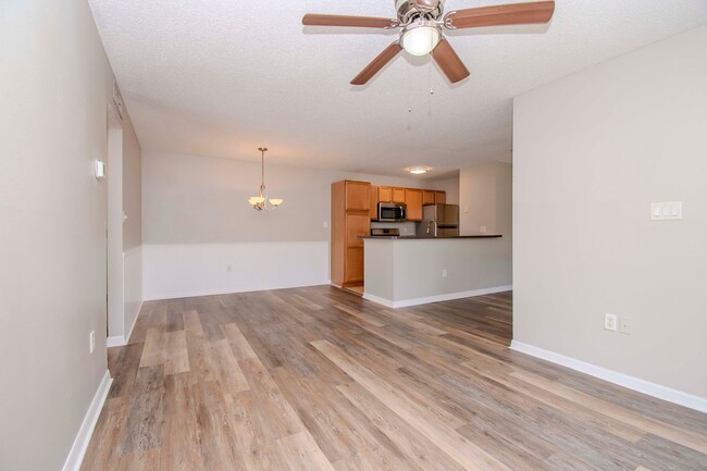 Building Photo - 1 Bedroom/1 Bath with a Den/Office Area- S...