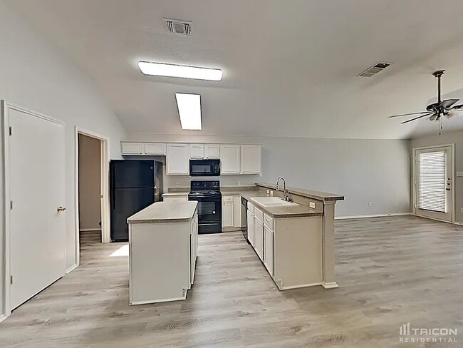 Building Photo - 704 W Colony Dr