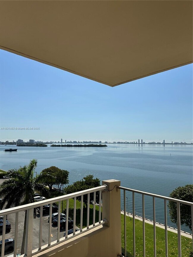 Foto del edificio - 880 NE 69th St