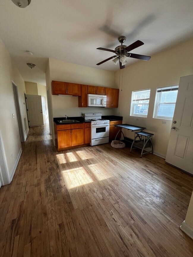 Foto del edificio - Charming 2BR Apartment Unit in Chicago