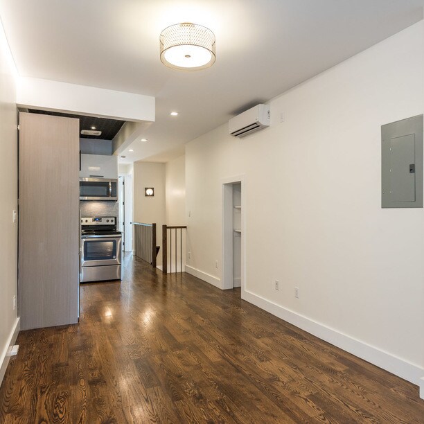 Primary Photo - 303 Kingsland Ave