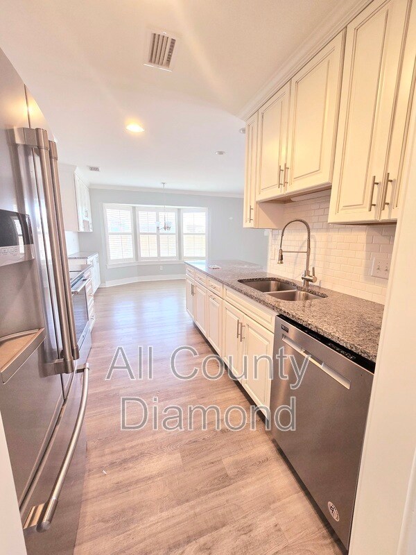 Building Photo - 807 S Longwood Cir