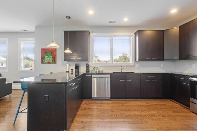 Building Photo - Luxurious 3-Bedroom Condo in Chapel Hill -...