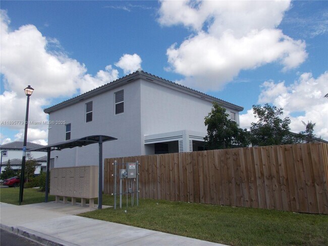 Building Photo - 879 SE 26th Ter