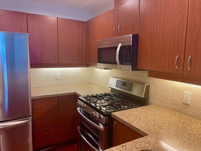 Foto del edificio - Live in the Heart of Little Italy at La Vita — 1 Bed / 1 Bath Condo with Parking, Laundry & Resor...