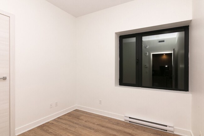 Building Photo - 30 Saint-Joseph Est
