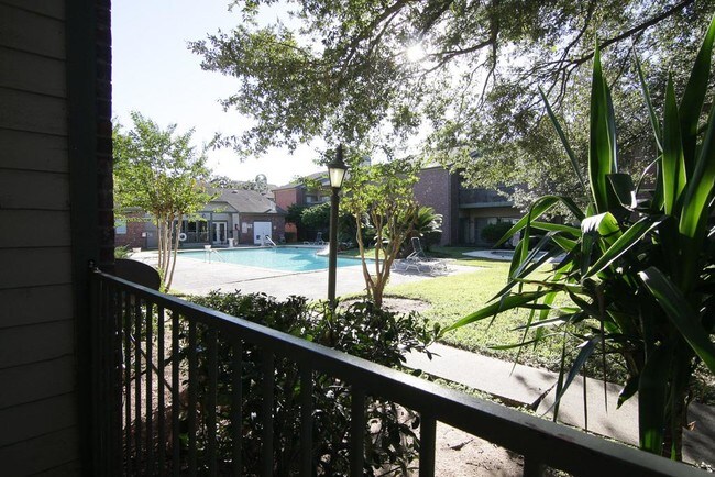 Foto del edificio - 6500 Harbor Town Dr