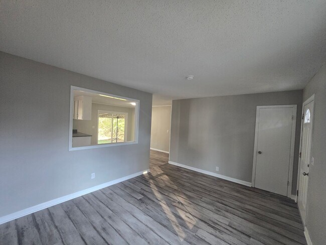 Foto del edificio - Beautiful Downtown Enterprise