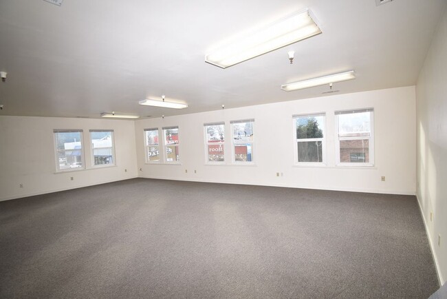 Building Photo - WCS 138 E Main F - 1