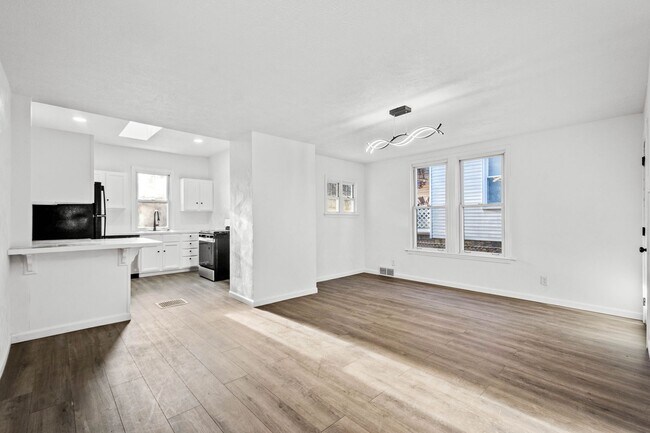 Foto del edificio - DAZZLING 3 BED, 2 BATH HOUSE AVAILABLE IN ...