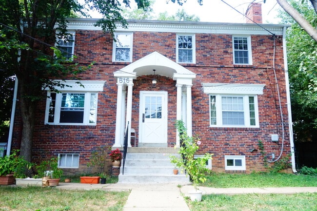 Building Photo - 816 Greenwood Cir