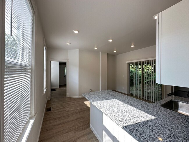 Foto del edificio - PRE LEASE FOR AUGUST 2025 Newly Renovated ...