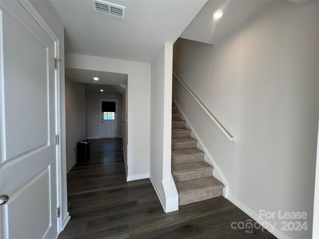 Building Photo - 2055 Langer St