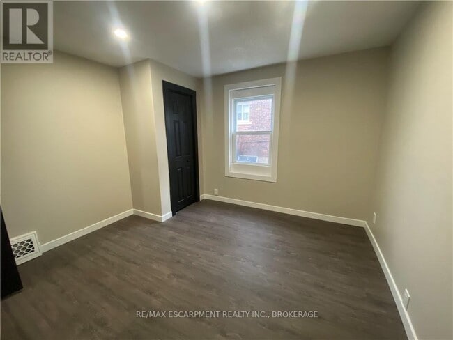 Building Photo - 26 Dacotah St