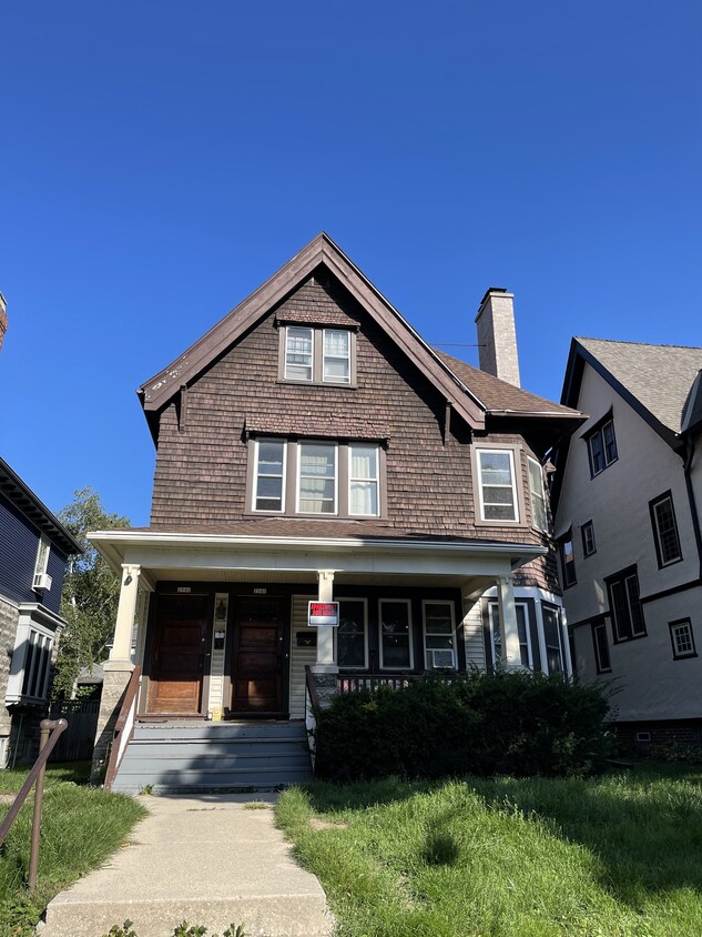 2942 N Stowell Ave Unit 2942, Milwaukee, WI 53211 Apartments in