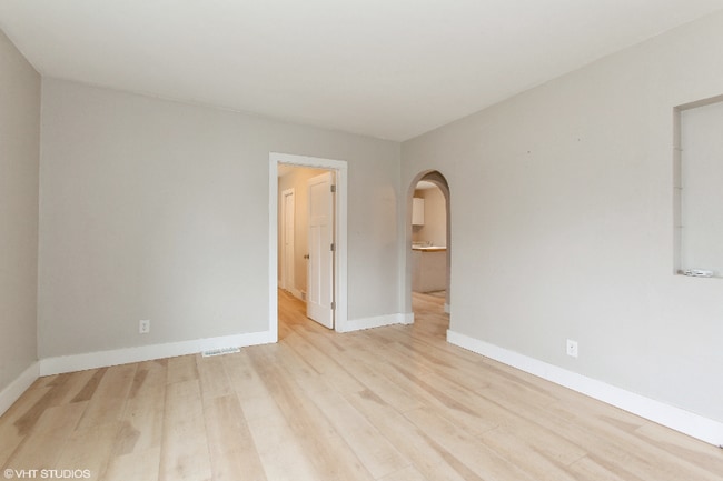 Building Photo - 2510 Lakeshore Dr