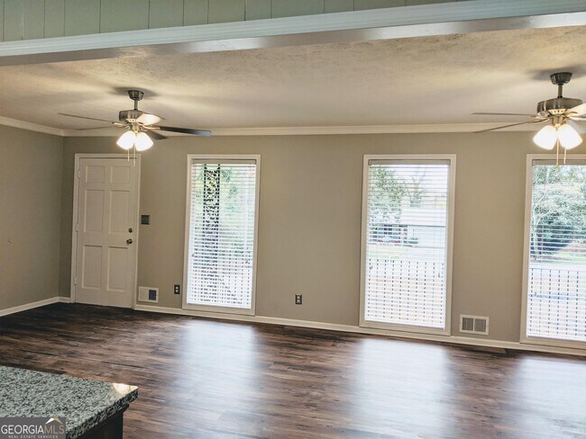 Foto del edificio - 6096 Shallow Creek Ln