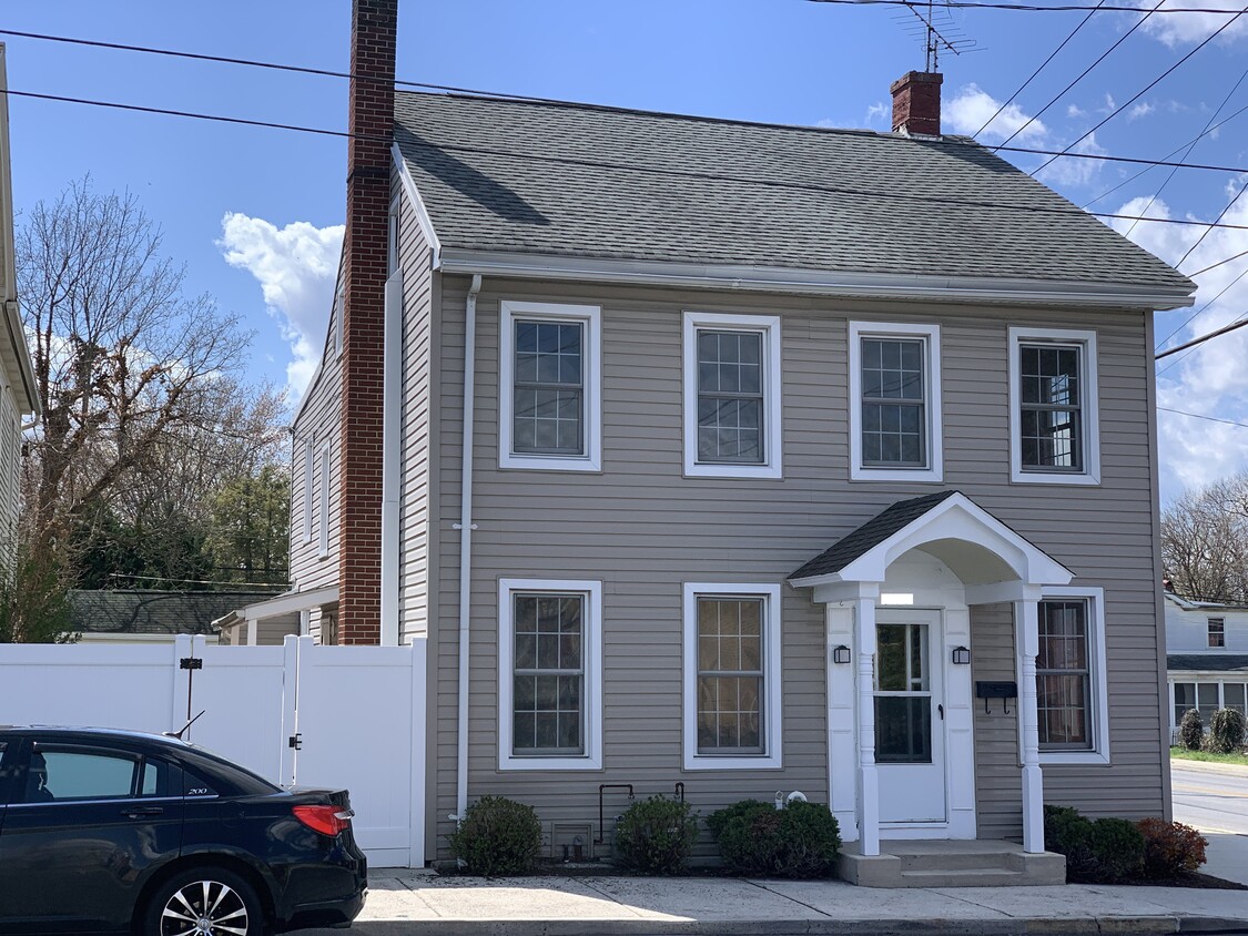 Front Entrance for Townhouse, gate on left leads to private backyard with side entrance and basement - 200 S High St