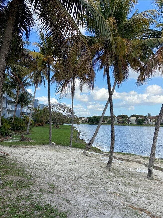 Building Photo - 9363 Fontainebleau Blvd