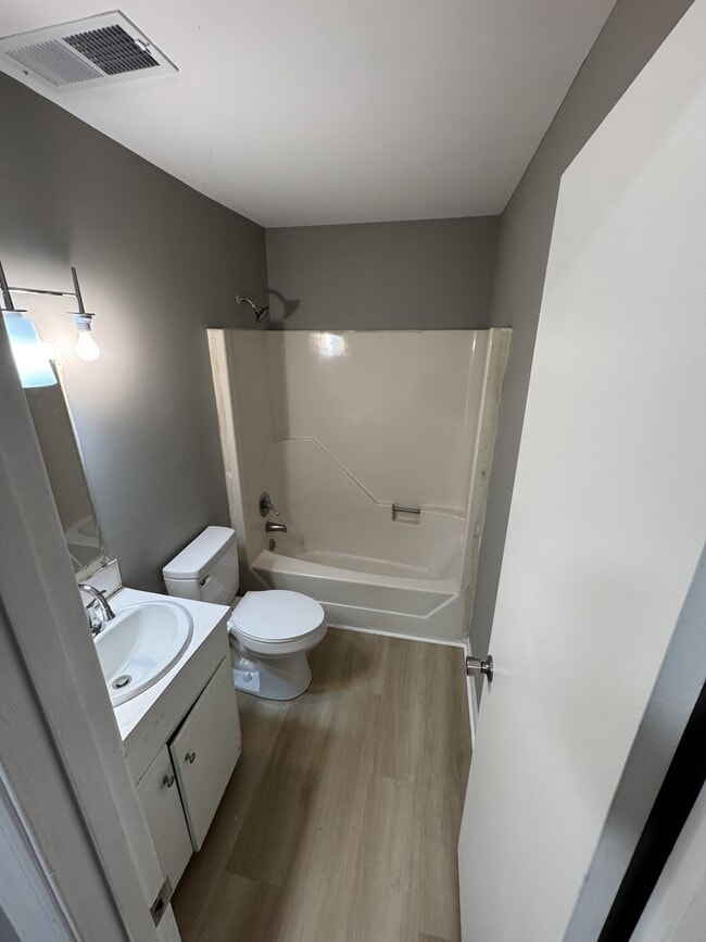 Building Photo - 102 Aqua Ct