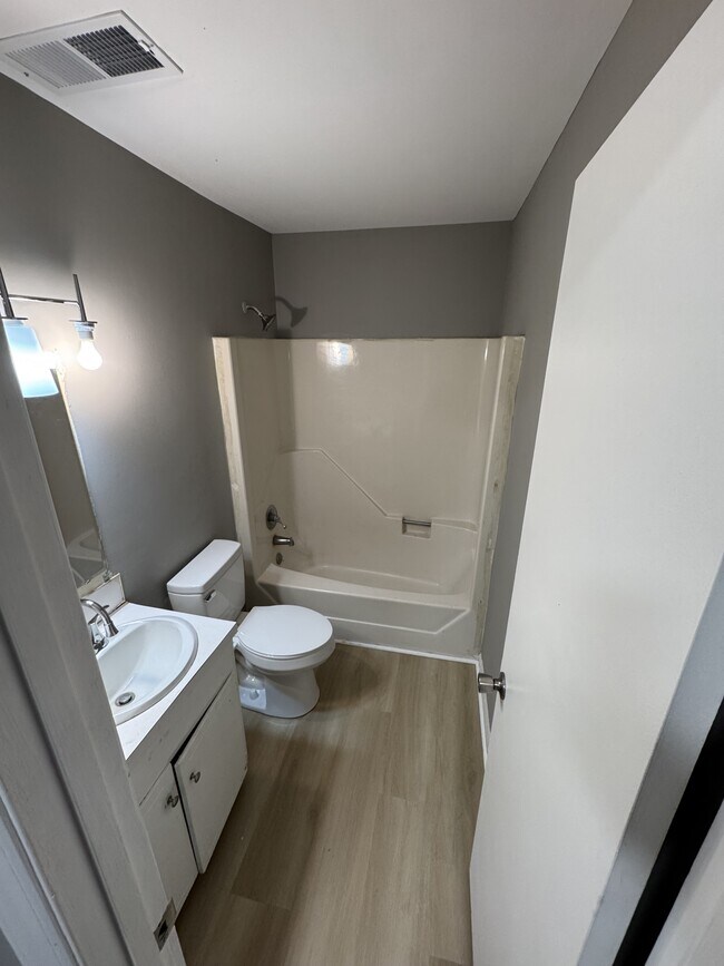 Foto del edificio - 102 Aqua Ct