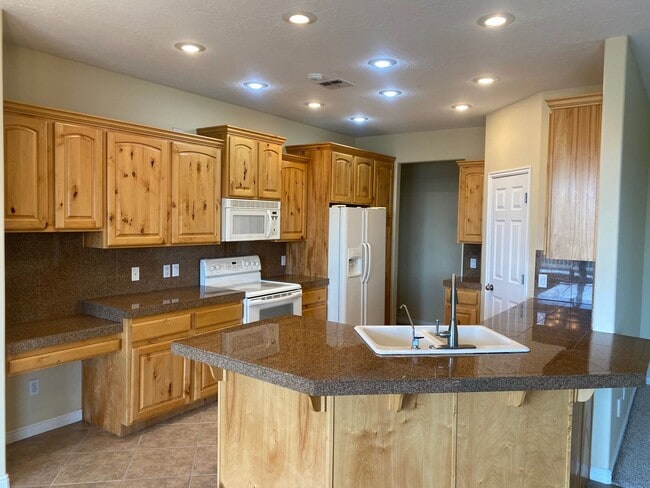 Building Photo - Desert Hills Home
