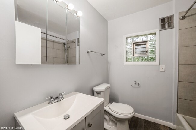Building Photo - 1282 River Dr
