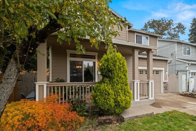 Building Photo - FOSTER/ POWELL 4 BEDROOM 2.5 BATH 2 LEVEL ...