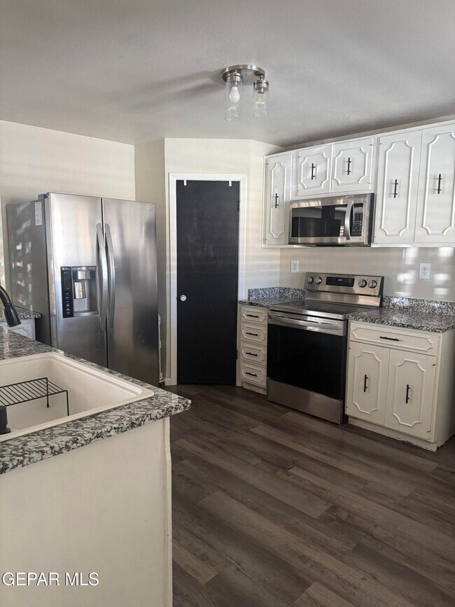 Building Photo - 3437 Kirkwall St