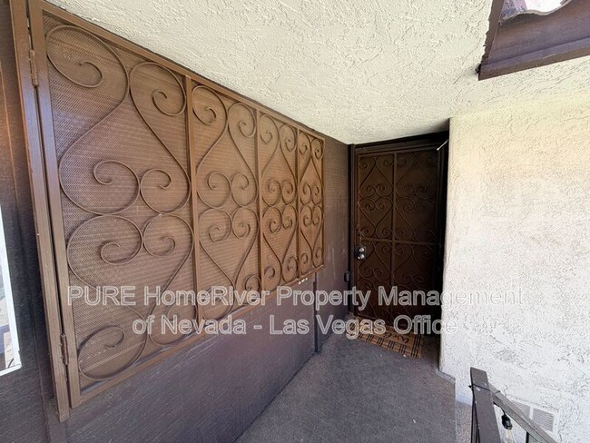 Building Photo - 1405 E Vegas Valley Dr