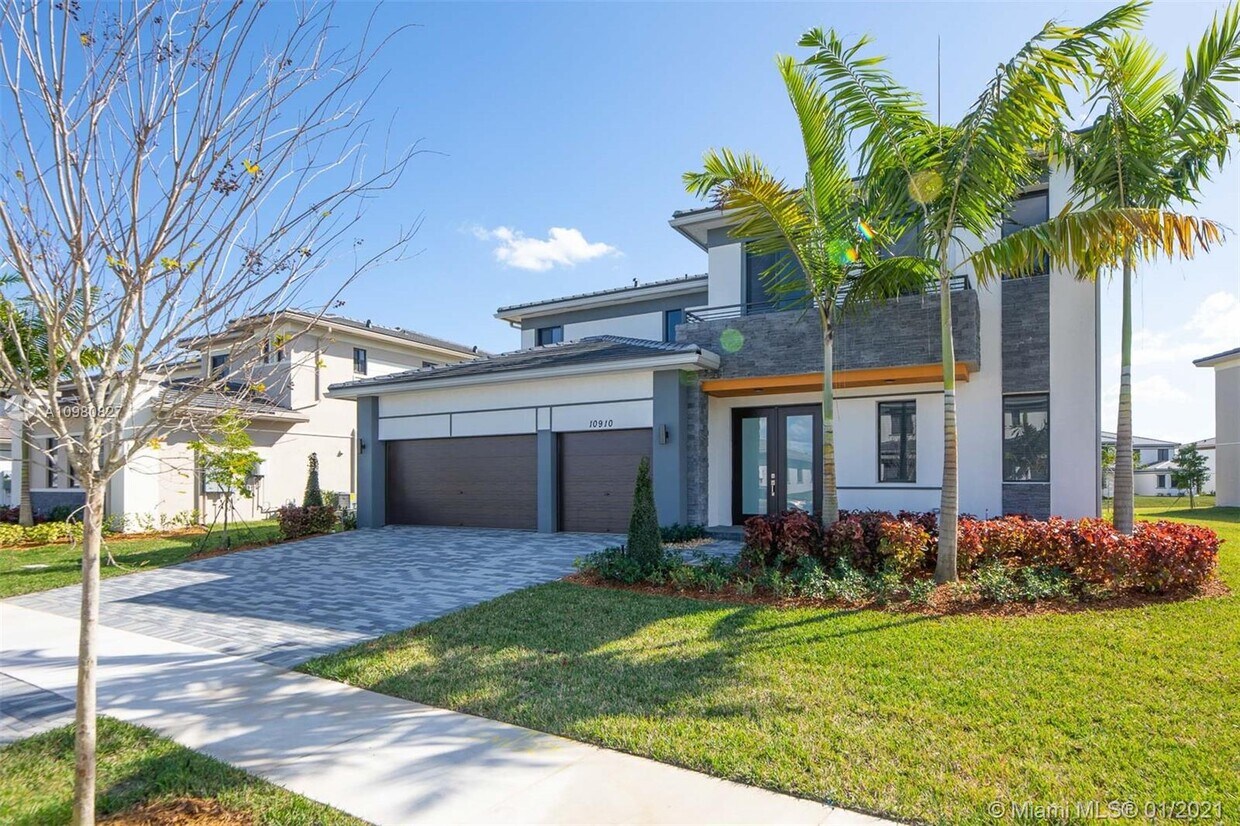 Primary Photo - 10910 Moore Dr