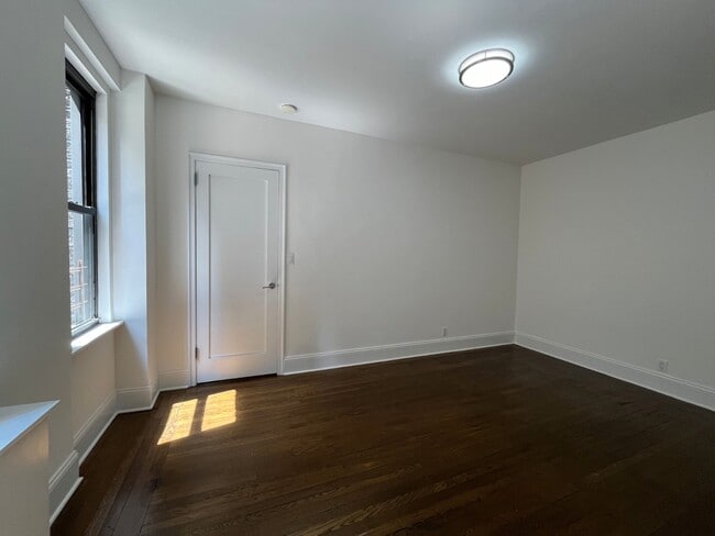 Building Photo - 140 E 46th St