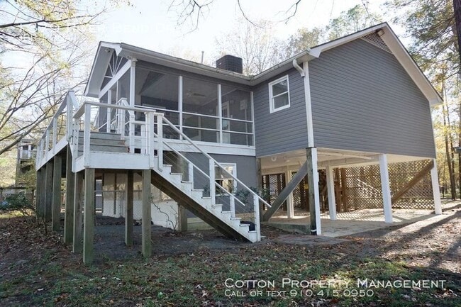 Building Photo - 1379 River Bend Dr