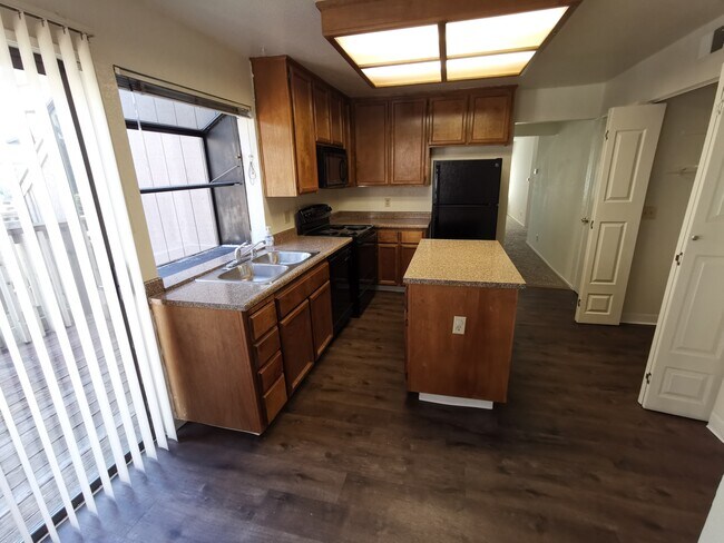 Cocina + rincón - Shadowbrook Apartments