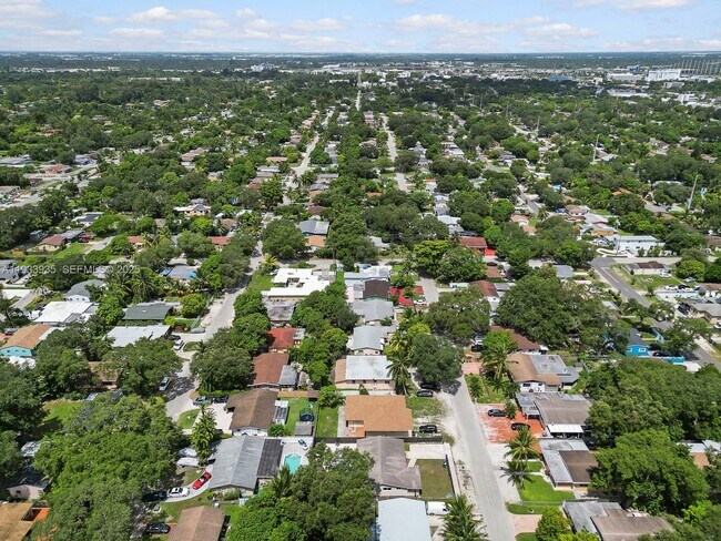 Foto del edificio - 560 NE 161st St