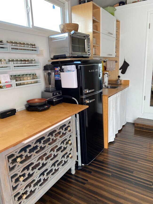 Kitchenette - 4237 Kenyon Ave
