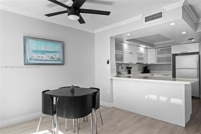 Foto del edificio - 9440 W Bay Harbor Dr
