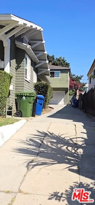 Building Photo - 4751 Oakwood Ave