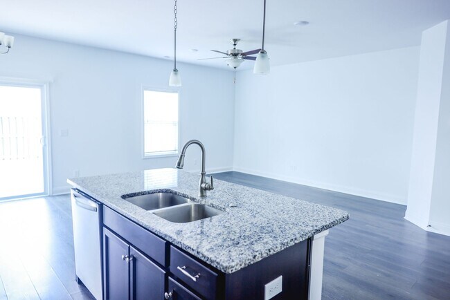 Building Photo - Lovely 3 bedroom 2 bath Townhouse just 10 ...