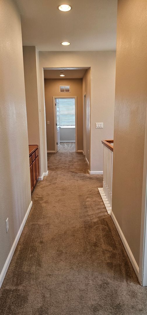 Building Photo - 4 bedroom 2.5 bath 2 car garage Foothills ...